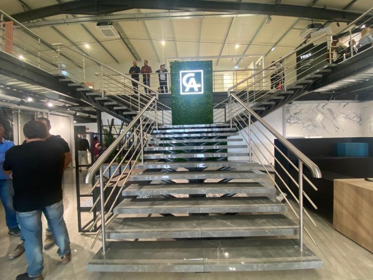 Escadaria em pedra com corrimão em inox